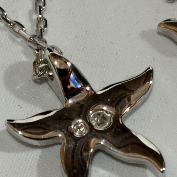 Swarovski Crystal StarFish Pendant & Necklace Silvertone & Box - Picture 2 of 6